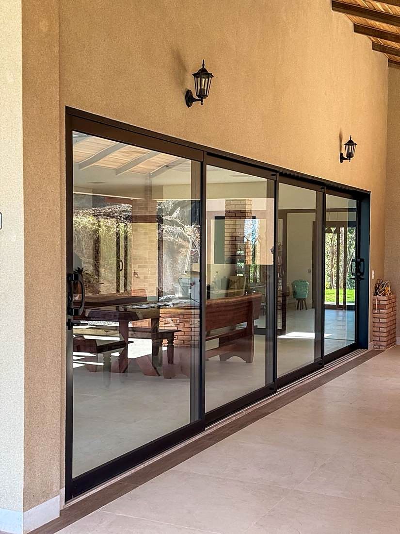 Porta de correr em esquadria de alumínio e vidro instalada em Ji-Paraná