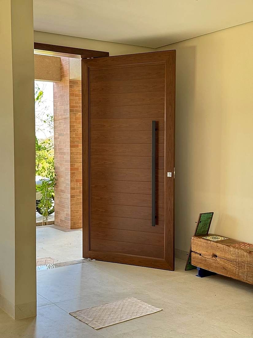 Porta pivotante em alumínio com acabamento amadeirado