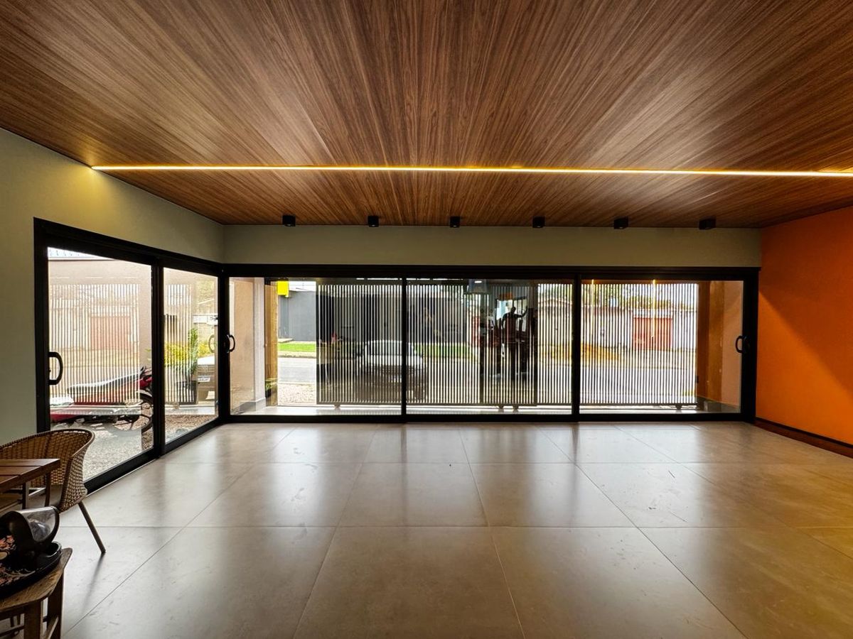 Porta de vidro em canto com 5 folhas em esquadria de alumínio