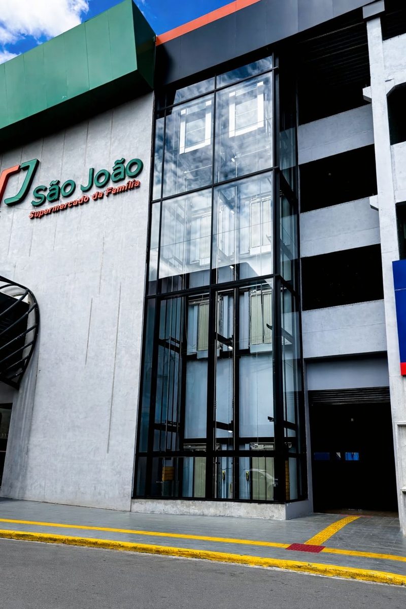 Fachada em vidro e alumínio para elevadores em supermercado